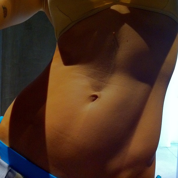 Isabelli Fontana mostra barriga sequinha (Foto: Instagram / Reprodução)