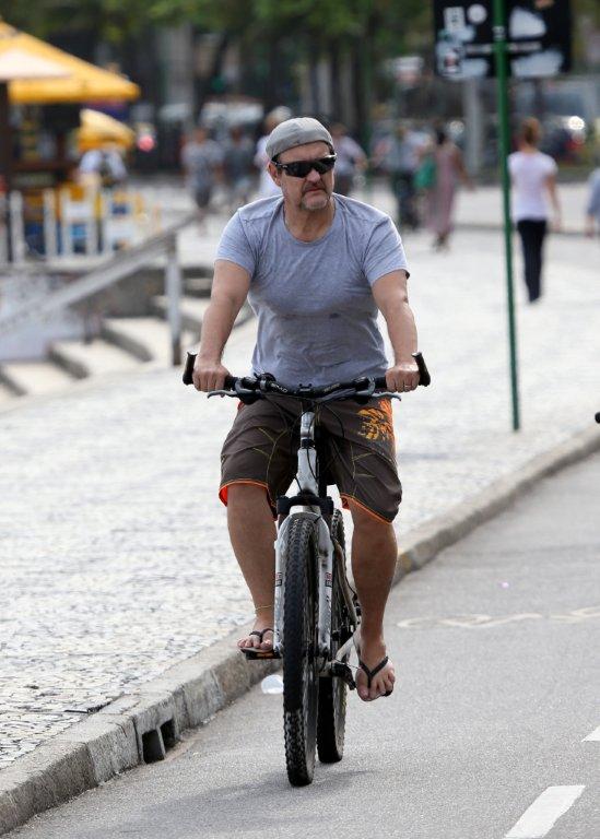 Antônio Caloni pedala na orla do Leblon. (Foto: André Freitas / AgNews)