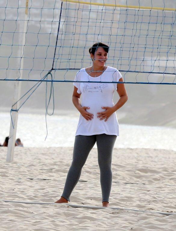 Amandha Lee, mesmo grávida, joga bola nas areias do Leblon, RJ (Foto: Andre Freitas  / Agnews)