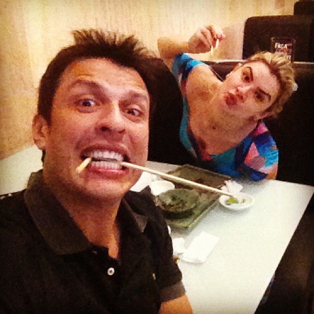 Ceará e Mirella Santos em restaurante em São Paulo (Foto: Instagram/ Reprodução)