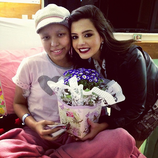 Giovanna Lancellotti visita fã em hospital (Foto: Reprodução/ Instagram)