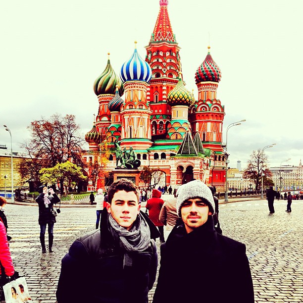 Nick e Joe Jonas durante viagem a Rússia (Foto: Instagram)