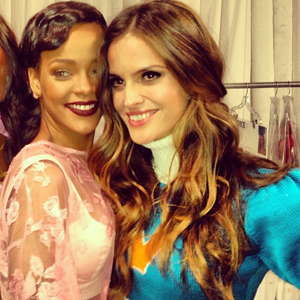 Izabel Goulart posa com Rihanna nos bastidores do Victoria's Secret Fashion Show (Foto: Instagram/ Reprodução)