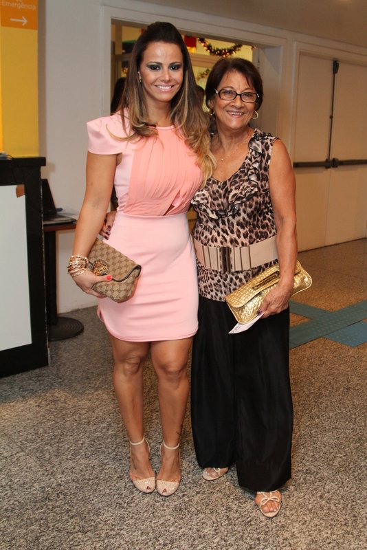 Viviane Araújo com a mãe no show de Zezé di Camargo e Luciano (Foto: Anderson Borde / AgNews)