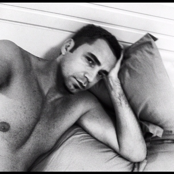 Latino posta foto, ainda na cama, sem camisa (Foto: Instagram)