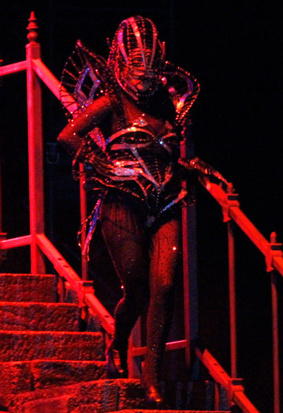 Lady Gaga entra no palco por uma das escadas de seu castelo
