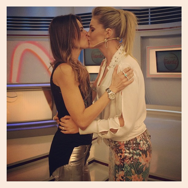 Luciana Gimenez e Ana Hickmann dão selinho (Foto: Reprodução/Instagram)