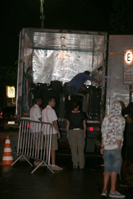 Caminhão leva as bagagem da comitiva de Gaga para São Paulo (Foto: André Freitas/Agnews)