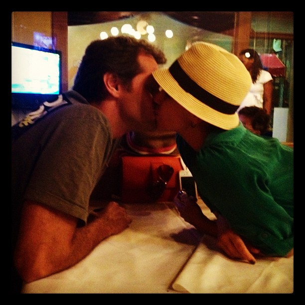 Giovanna Antonelli beija o marido em churrascaria (Foto: Instagram)