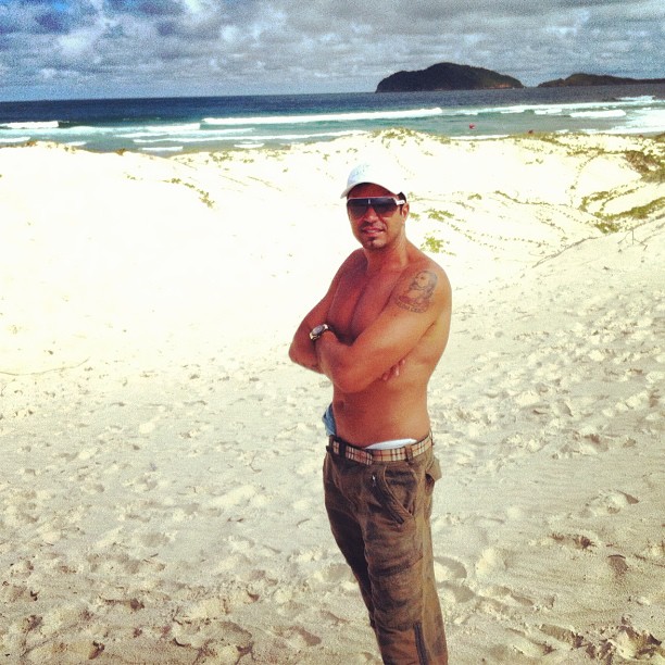 Latino posa sem camisa em praia do Recife (Foto: Instagram)