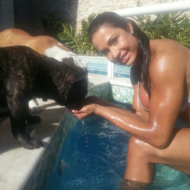 Gracyanne curte piscina com seus cachorros (Foto: Reprodução / Instagram)