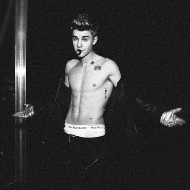 Justin Bieber publica foto sem camisa e mostra tanquinho (Foto: Reprodução/Instagram)