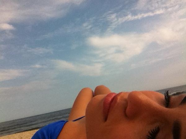 Nanda Costa aproveita folga de 'Salve Jorge' na praia (Foto: Twitter/Reprodução)