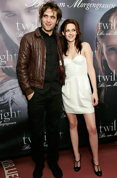 Em 2008, Robert Pattinson e Kristen Stewart foram até Munique,  na Alemanha, para divulgar o primeiro filme da saga.
