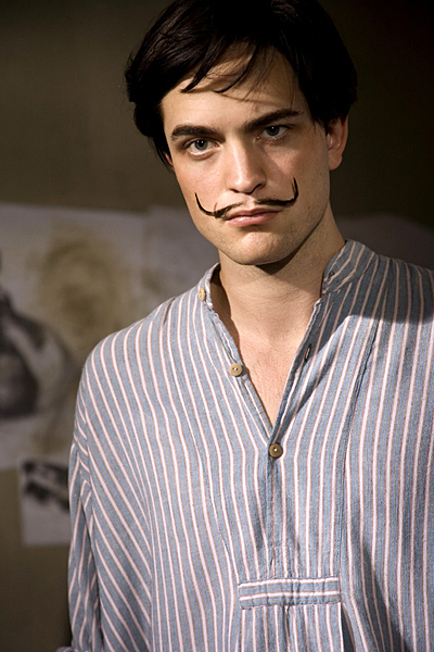 Em "Poucas Cinzas", de 2008, Robert viveu o pintor Salvador Dalí.