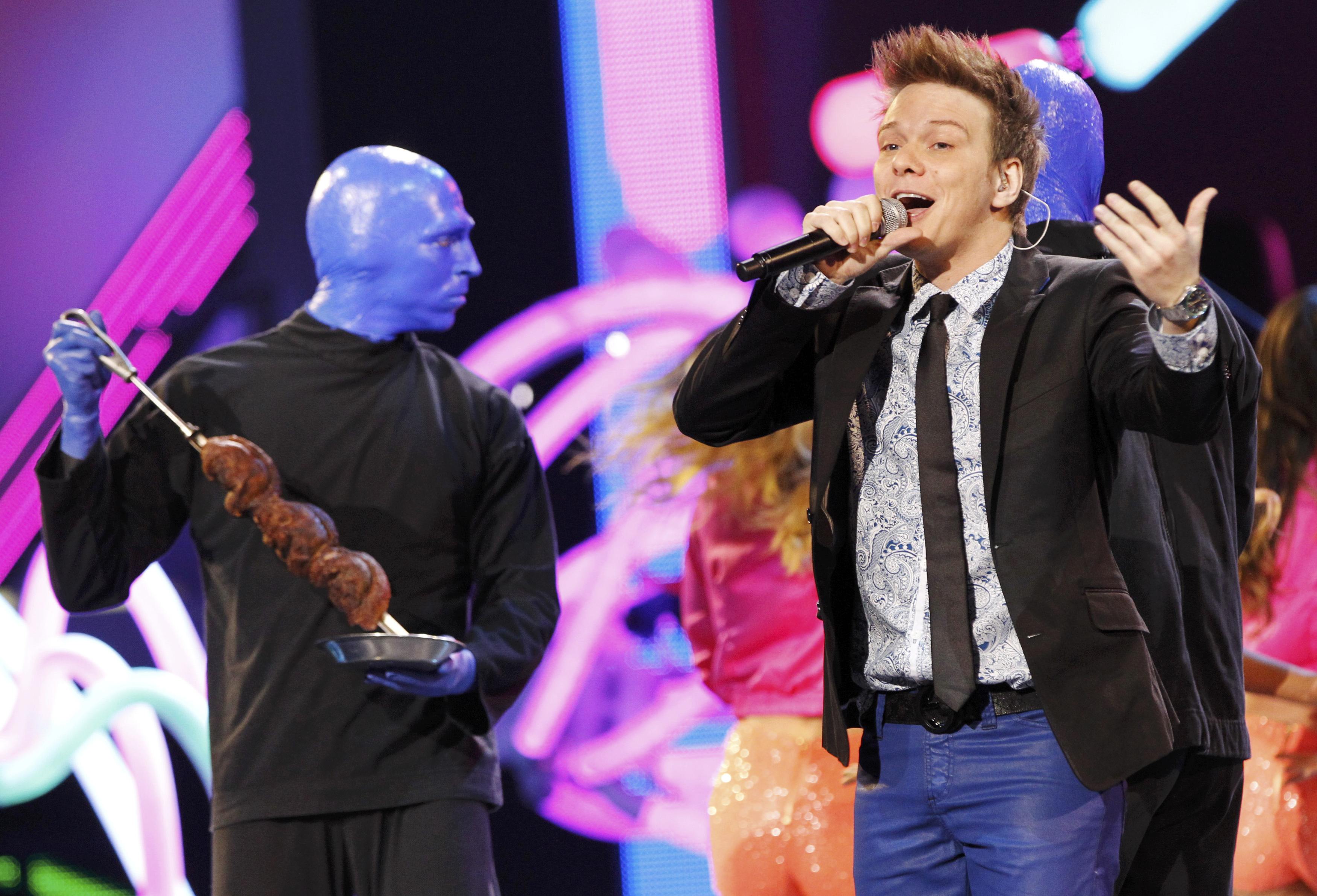 Michel Teló se apresenta com o Blue Man Group no Grammy Latino