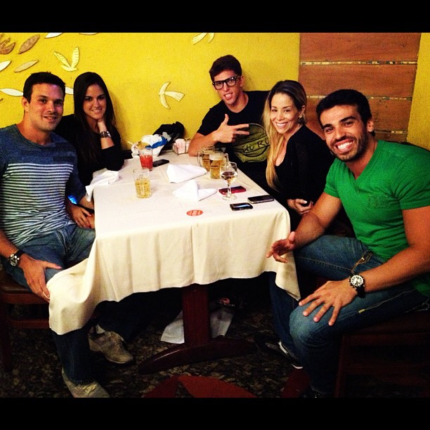 Dani Winits com o namorado em restaurante do Rio (Foto: Reprodução/Twitter)