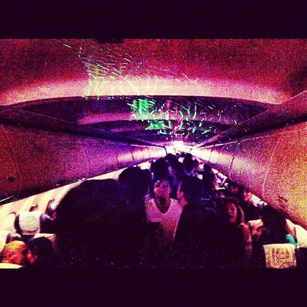 Caio Castro posta foto de festa em avião (Foto: Instagram / Reprodução)