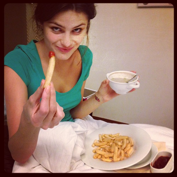 Isabelin Fontana comendo batatas fritas (Foto: Reprodução/Instagram)