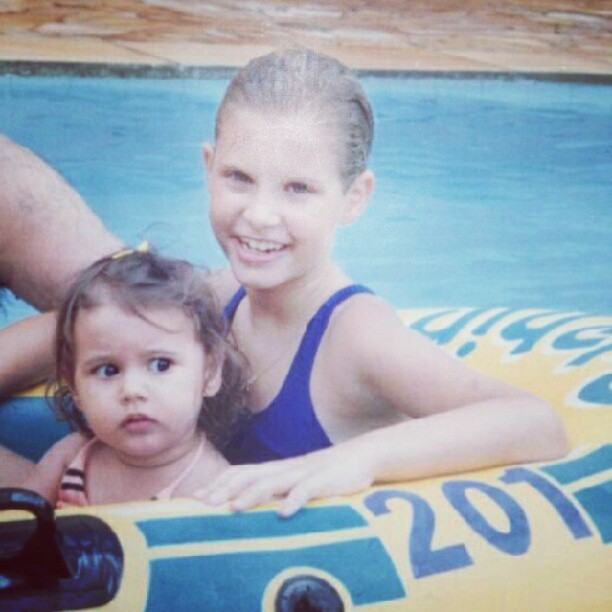 Carolinie, ainda criança, com amiga na piscina (Foto: Reprodução/Instagram)