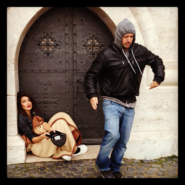Isabeli Fontana brinca de pedir esmola em Budapeste (Foto: Instagram / Reprodução)