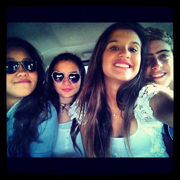 Giulia, filha de Marcos Paulo e Flávia Alessandra, com amigos após a missa (Foto: Instagram / Reprodução)