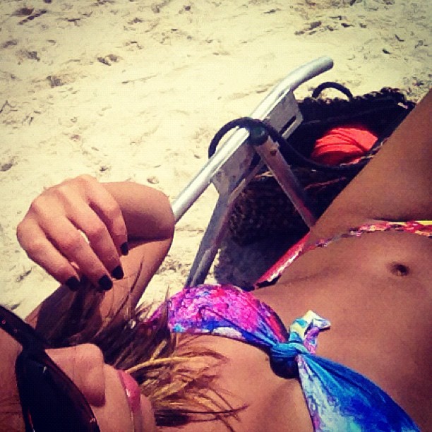 Pérola Faria relaxa e se bronzeia na praia (Foto: Instagram/Reprodução)