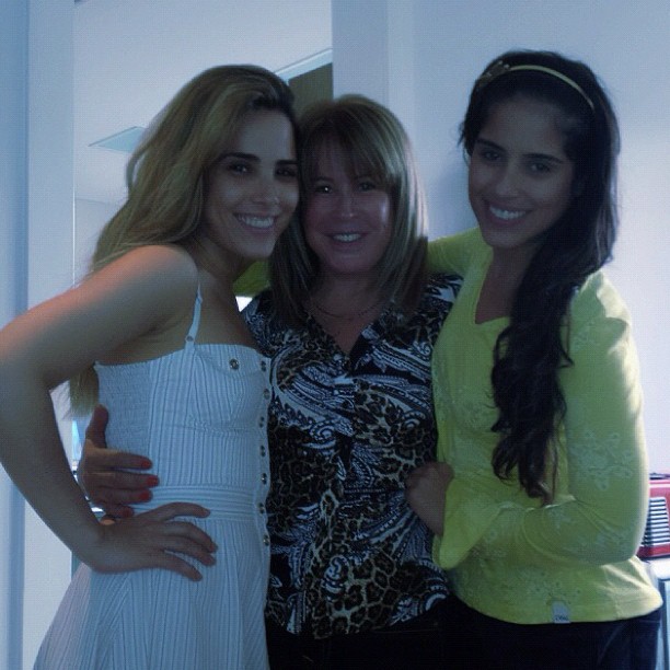 Zilú com as filhas Wanessa e Camilla Camargo em aeroposto em São Paulo (Foto: Instagram/ Reprodução)