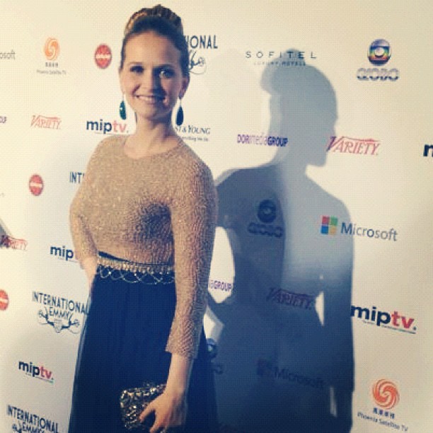 Fernanda Rodrigues no tapete vermelho do Emmy (Foto: Reprodução/Instagram)