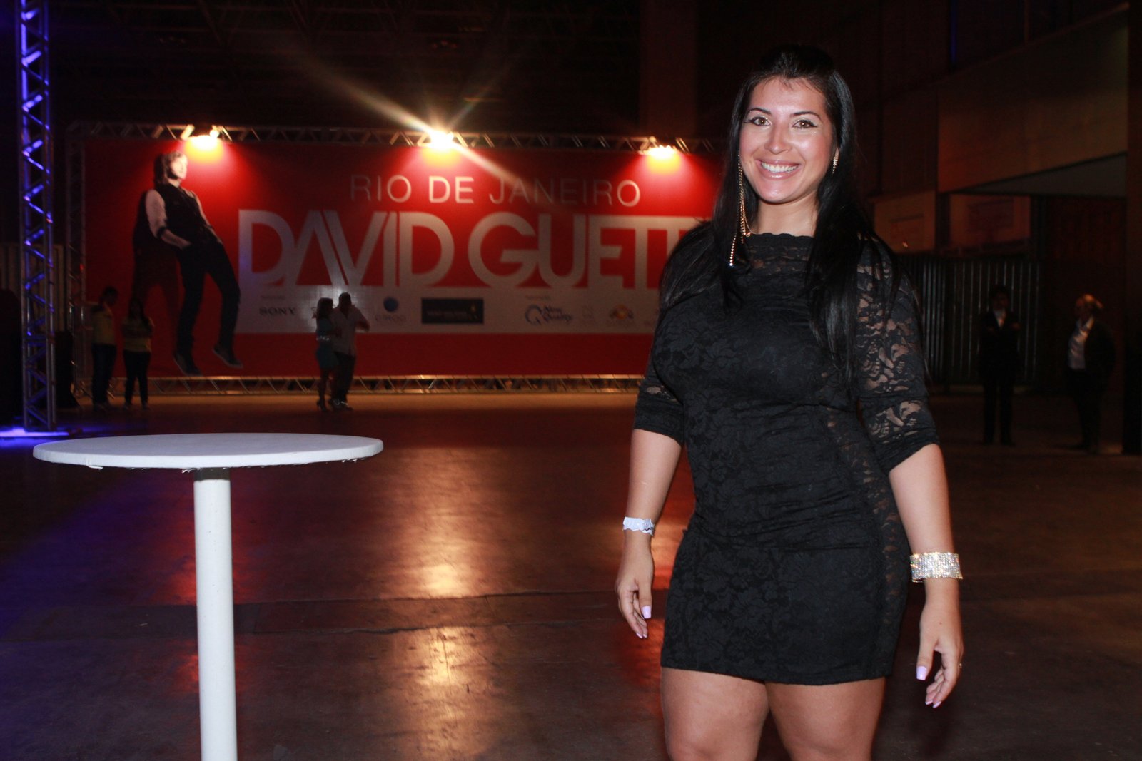 Ex-BBB Priscila Pires no show do DJ David Guetta, no Rio