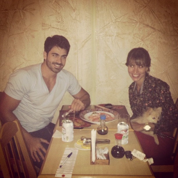 Ex-BBBs Rodrigão e Adriana em restaurante na Zona Oeste do Rio (Foto: Instagram/ Reprodução)