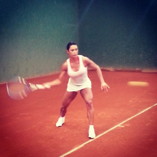 Gracyanne Barbosa jogando tênis (Foto: Instagram / Reprodução)