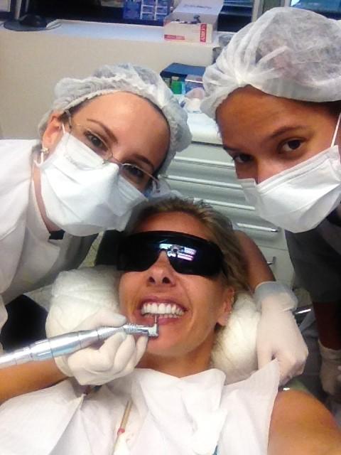 Adriane Galisteu no dentista (Foto: Reprodução / Twitter)