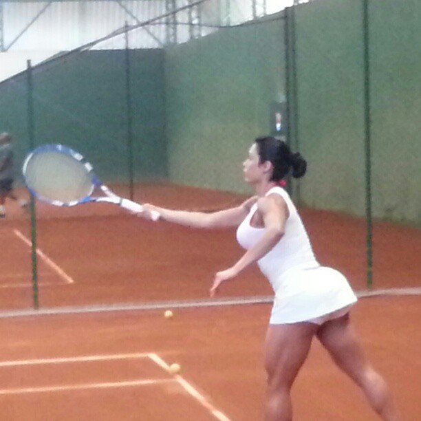 Gracyanne Barbosa jogando tênis (Foto: Instagram / Reprodução)