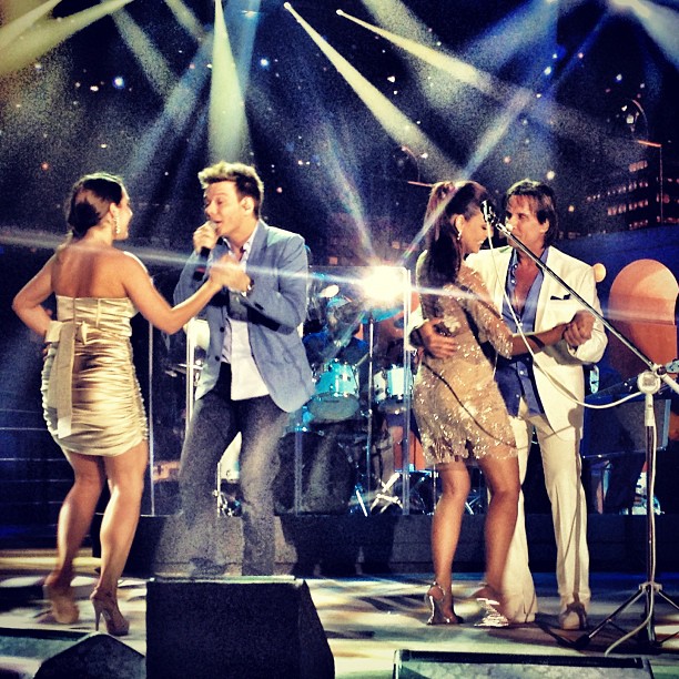 Thais Fersoza dança com Michel Teló enquanto Paloma Bernardi dança com Roberto Carlos (Foto: Instagram/ Reprodução)