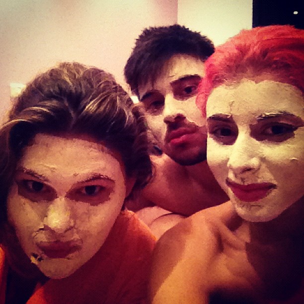 Thais Bianca posa com máscara de argila ao lado do namorado e da cunhada (Foto: Instagram)