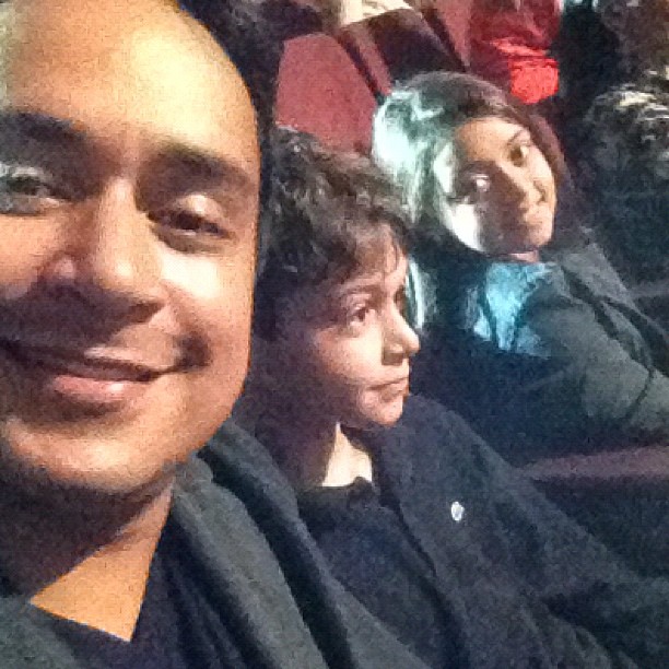 Xanddy com os filhos Camilly Victória e Victor Alexandre no teatro (Foto: Instagram/ Reprodução)