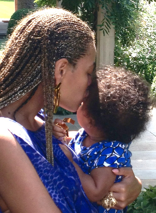 Beyoncé posta foto da família em seu site ofical (Foto: Reprodução/Site oficial)