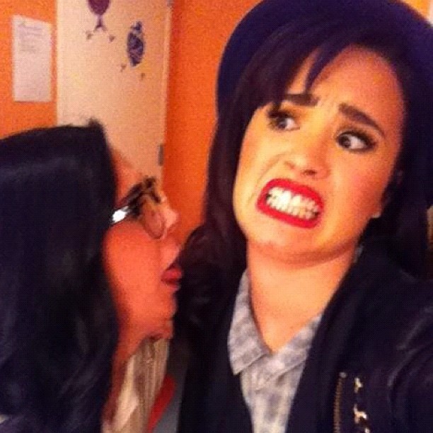Demi Lovato faz careta em bricadeira com amiga (Foto: Instagram/ Reprodução)