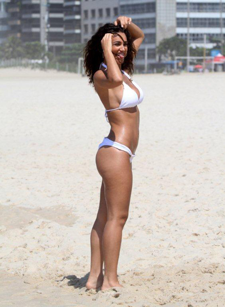 Débora Nascimento grava comercial e mostra boa forma na praia (Foto: Andre Freitas / AgNews)
