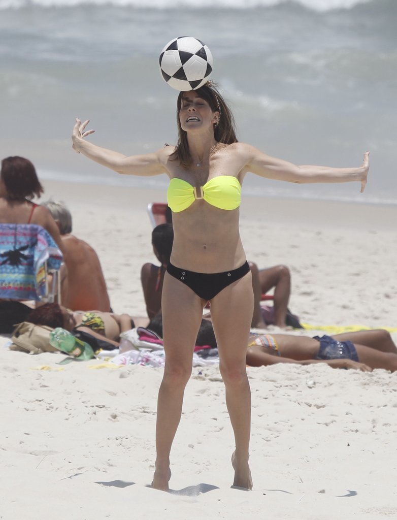 Fernanda Pontes jogou o que os cariocas chamam de 'altinho', na praia da Barra da Tojuca, Zona Oeste do Rio, neste sábado, 24