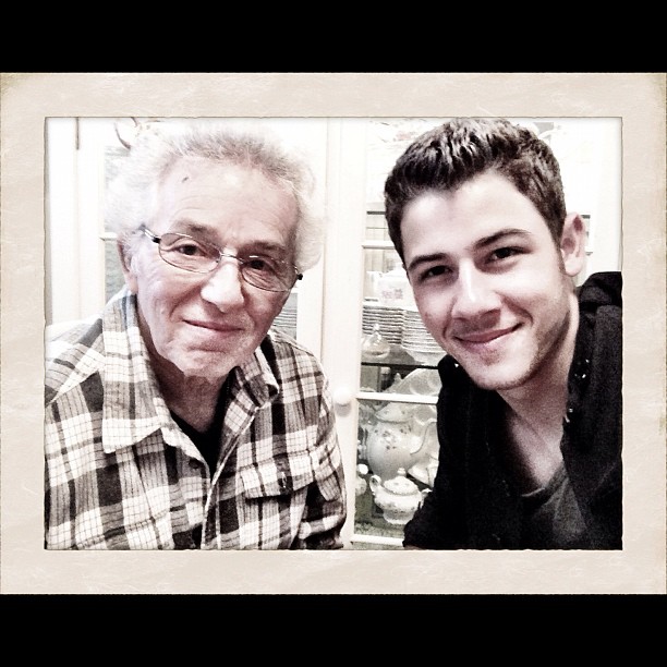 Nick Jonas posta foto ao lado do avô (Foto: Reprodução/Instagram)
