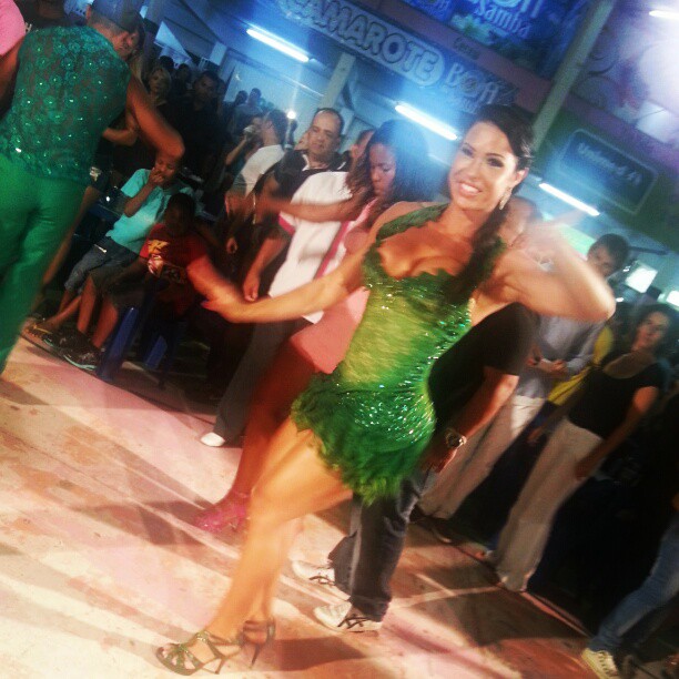 Gracyanne Barbosa escolhe vestido verde para noite de ensaio (Foto: Reprodução/Instagram)
