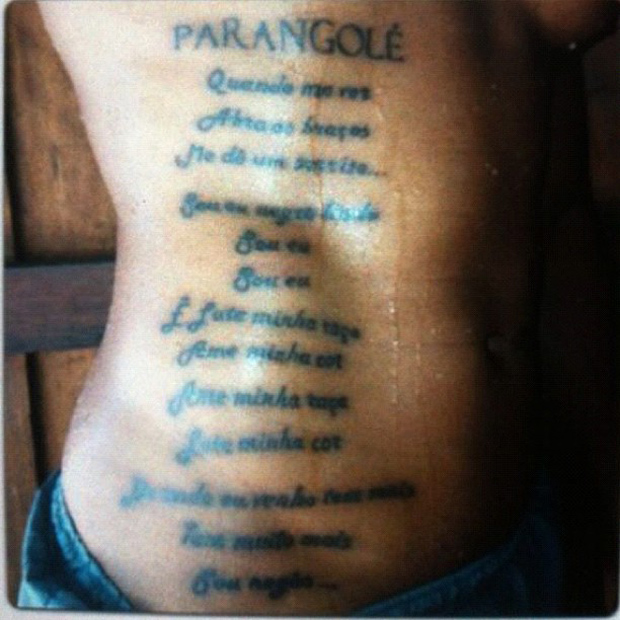 Léo Santana posta foto de tatuagem com letra de música do Parangolé (Foto: Instagram / Reprodução)