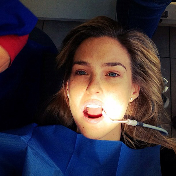Bar Refaeli posta foto no dentista (Foto: Instagram / Reprodução)