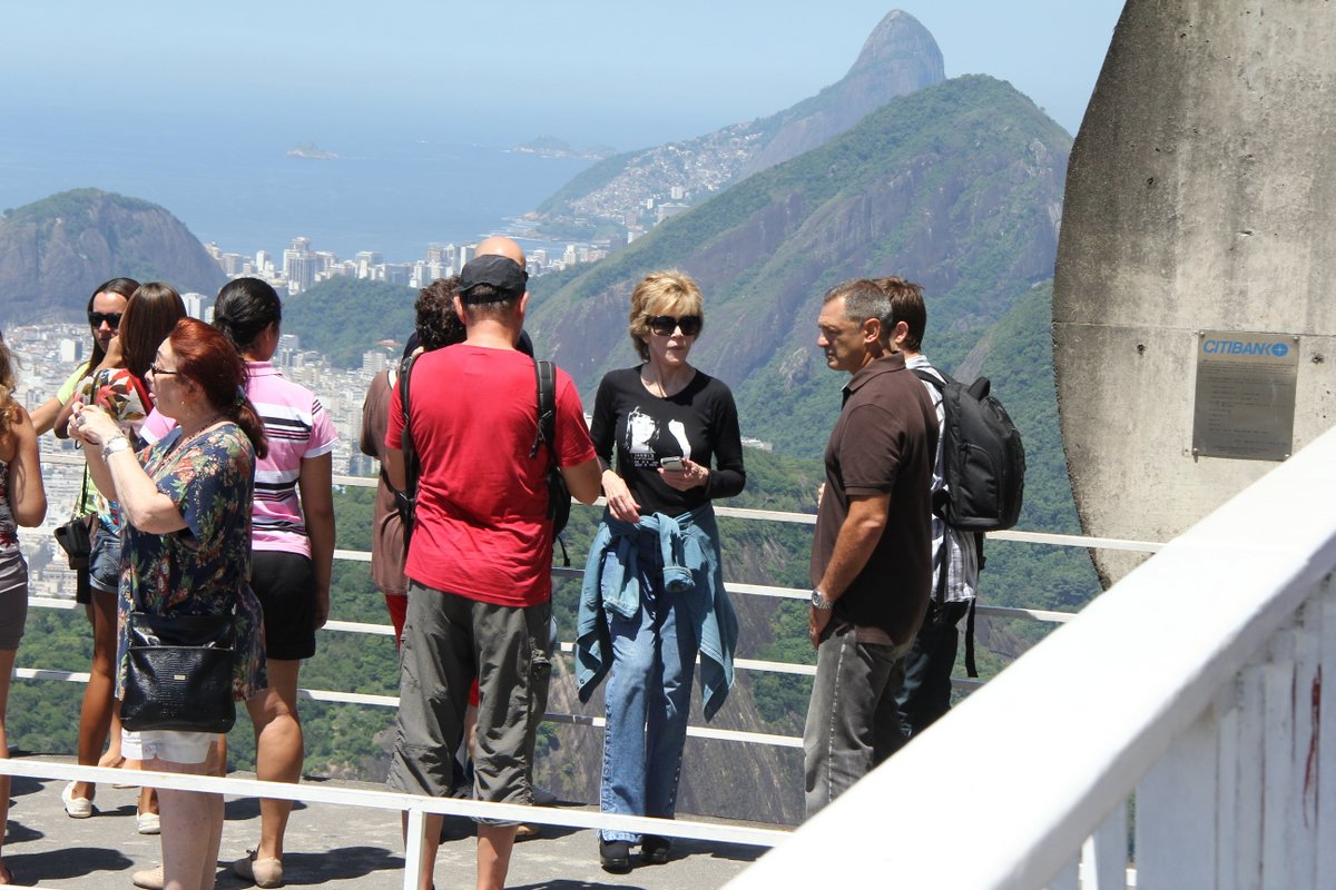 Acompanhada de seguranças, a atriz americana visitou ponto turístico carioca