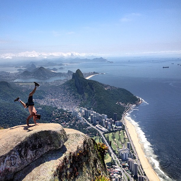Diego Hypolito faz movimentos de ginasta na beirada da Pedra da Gávea (Foto: Instagram)