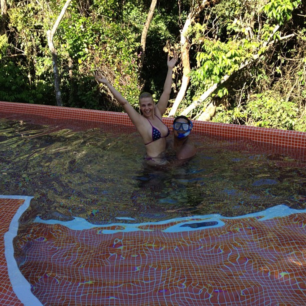 Carla Perez e Xanddy curtem piscina (Foto: Instagram)