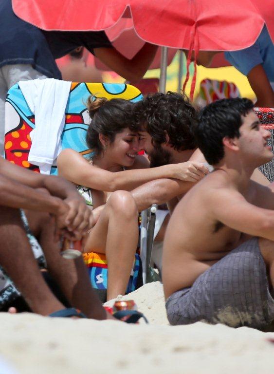 Humberto Carrão e Chandelly Braz namoram na praia de Ipanema (Foto: Andre Freitas  / Agnews)