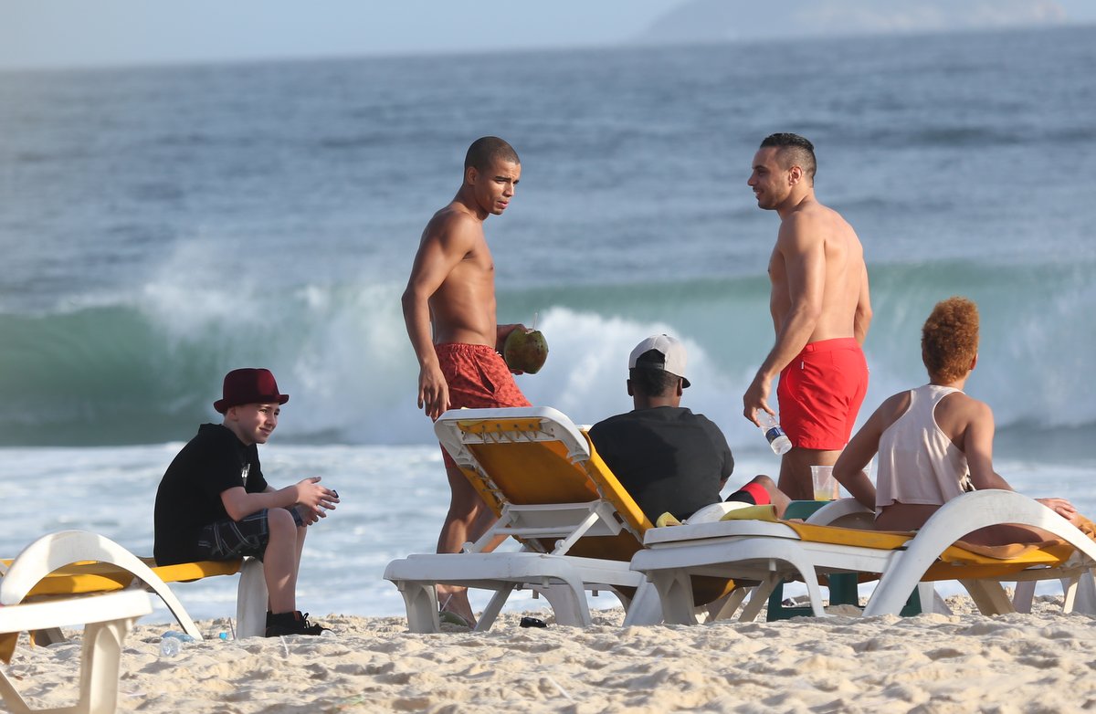No fim da tarde de sábado, 1, Rocco, Brahim Zaibat e equipe de Madonna curtiram a praia em Ipanema